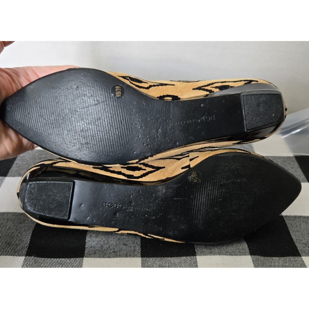 BCBG Women's Flats Black Tan Printed‎ Point Toe Shoes Size 9B 39 - Picture 5 of 9